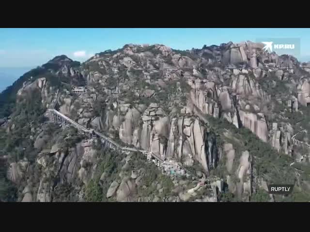 Гигантский эскалатор установили для восхождения на гору в Китае