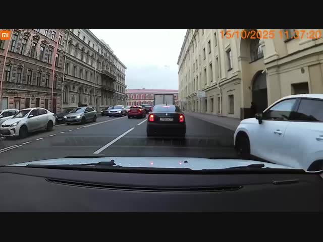 Водитель очень расстроился, что в него сзади приехали