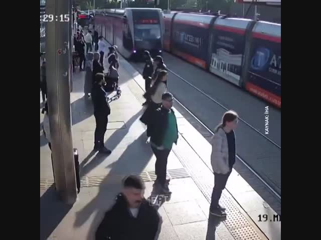 Охранник спас женщину, которая чуть не шагнула под трамвай