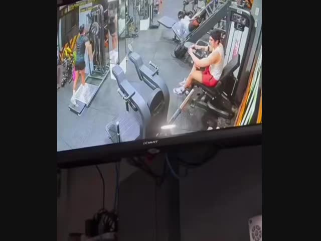 Качок перегрузил ноги