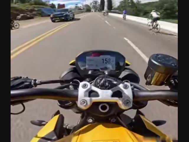 Обязательно надо поворачивать прямо перед мотоциклистом?