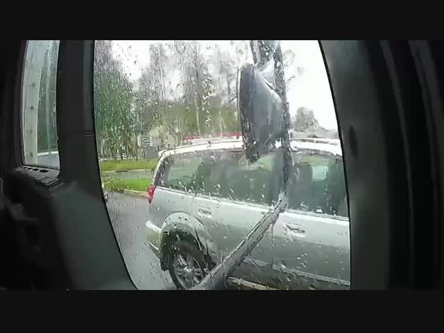 Кто-то забыл, что с кольца можно съезжать только с крайне правого ряда