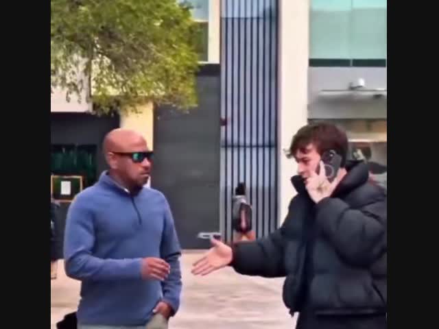 Лучший способ развеселить случайных прохожих