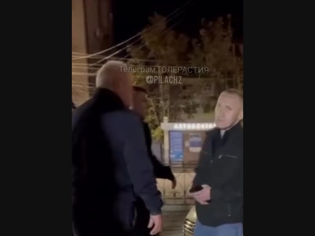 В Анапе таксисты-армяне пытались обмануть парня, после чего начался конфликт