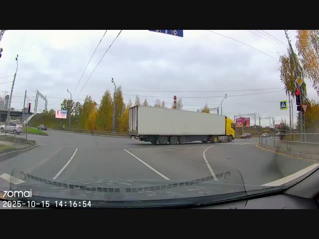 Невнимательный автомобилист врезался в ГАИшников и спас питбайкера