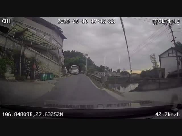 Проезд по узкой дороге в Китае