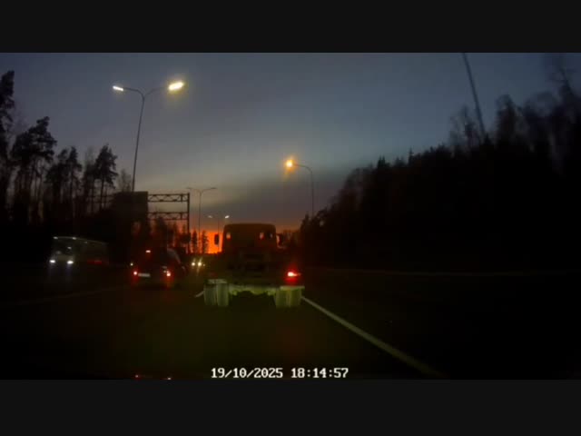 Грузовик против обочечника