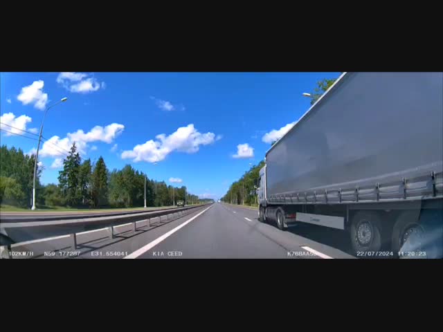 Одна фура догнала другую