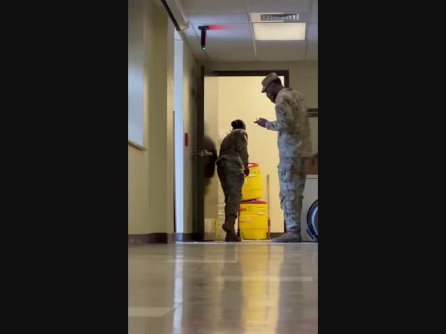 Нападение страшного монстра на американских солдат