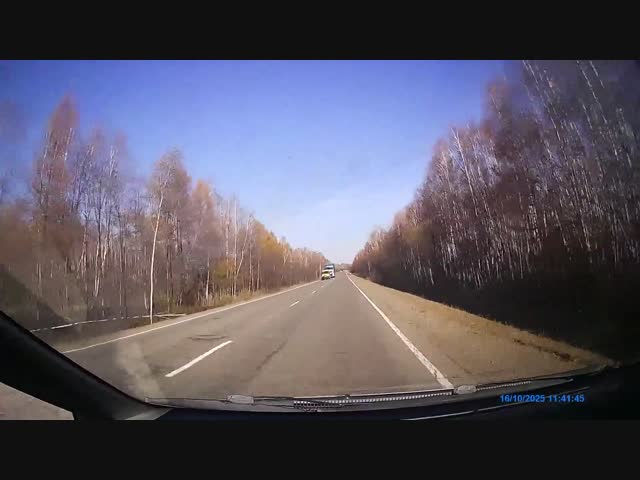 У машины на трассе открутилось колесо