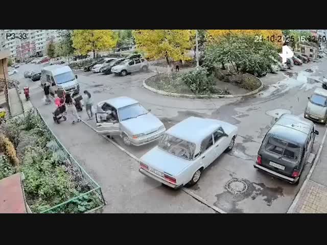 В Краснодаре курьер на мопеде сбил девочку — и сам оказался избит