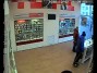 Полиция разыскивает подозреваемых в краже из магазина мобильной связи