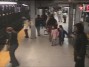 Пассажир метро прыгнул на рельсы, чтобы спасти упавшего человека
